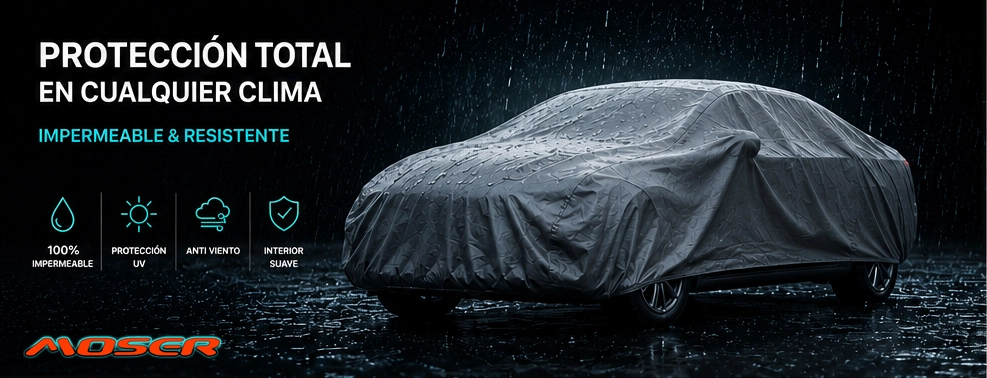 Auto con cubreauto en lluvia